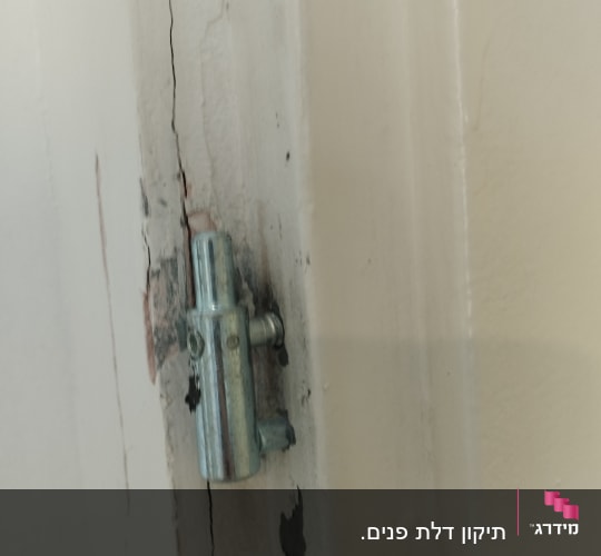 תמונה של מנעול דלת עם קילוף צבע